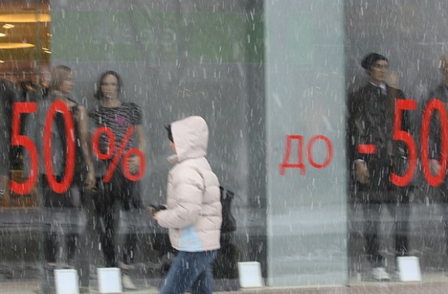 Започнаха зимните разпродажби в магазините за дрехи и обувки