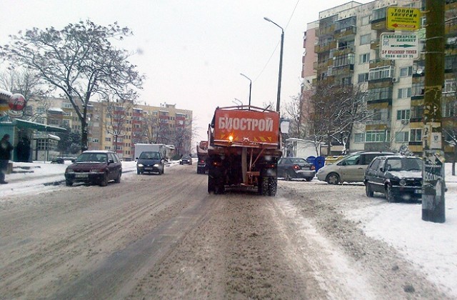 Улиците в Благоевград почистени, 100 тона луга изсипани от сутринта