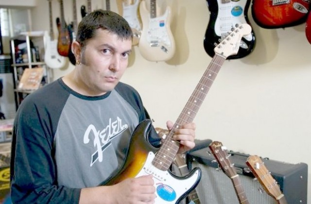Росен Сеновски - човекът с китара