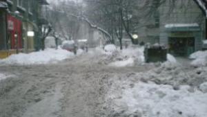 Тротоарите остават непочистени
