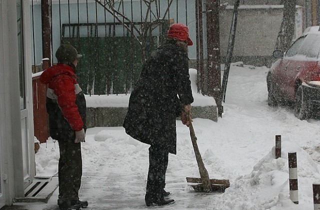 20 тона пясък са разпръснати от сутринта в Горна Оряховица