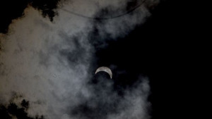 Наблюдаваме частично слънчево затъмнение