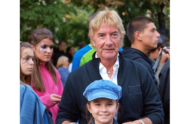 Джон Лоутън снима филм за Попово