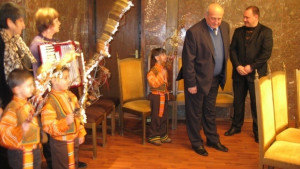 Пеещи малчугани сурвакаха в Областна администрация Ловеч
