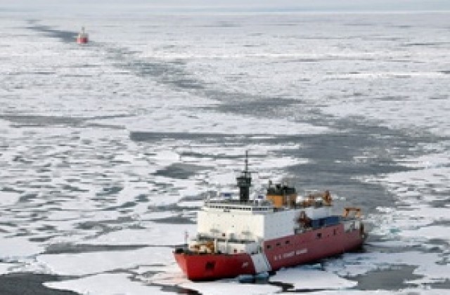 Спасяват 5 руски кораба, блокирани от ледовете в Охотско море