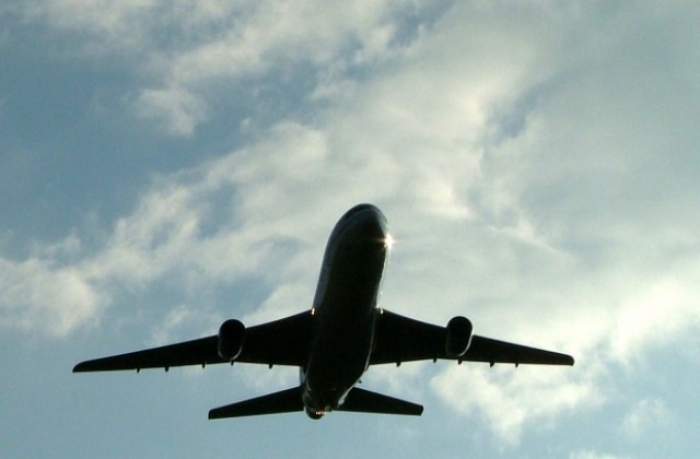 Руски пътнически самолет кацна аварийно заради проблем с двигателя