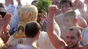 Смели мъже се хвърлиха за богоявленския кръст