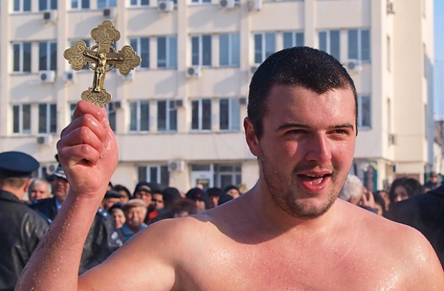 Георги Димитров извади Богоявленския кръст в Търговище