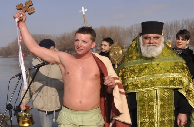 18-годишният Димитър взе кръста в Димитровград