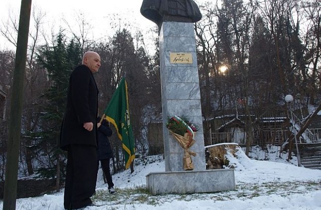 Поднесоха цветя пред паметника на Христо Ботев