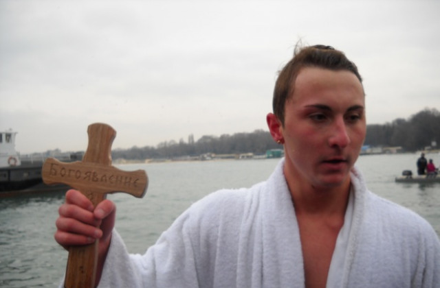 19-годишен за четвърта поредна година извади кръста