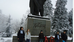 Деца поднесоха венци на Христо Ботев