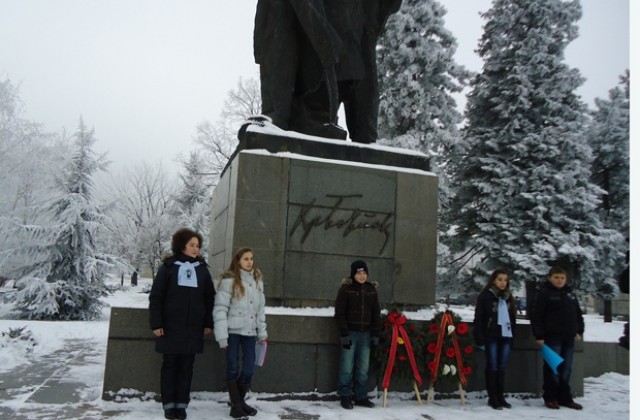 Деца поднесоха венци на Христо Ботев