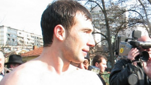 Младеж пет пъти хваща Богоявленския кръст в Ямбол подаряват му