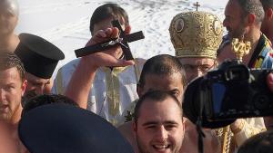 21годишен студент извади кръста от водите на езерото в Дружба