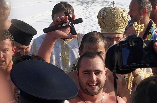 21-годишен студент извади кръста от водите на езерото в Дружба