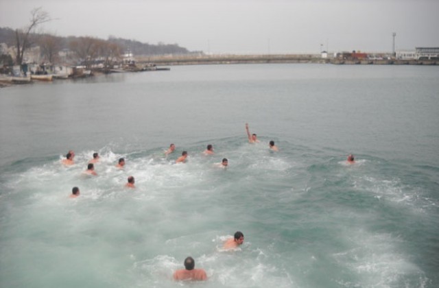 39-годишен пожарникар извади кръста от морето край Балчик