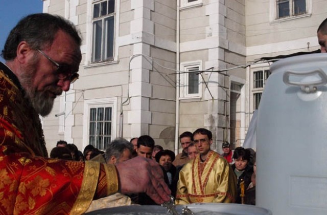 Над 1 тон светена вода раздадоха в Разград