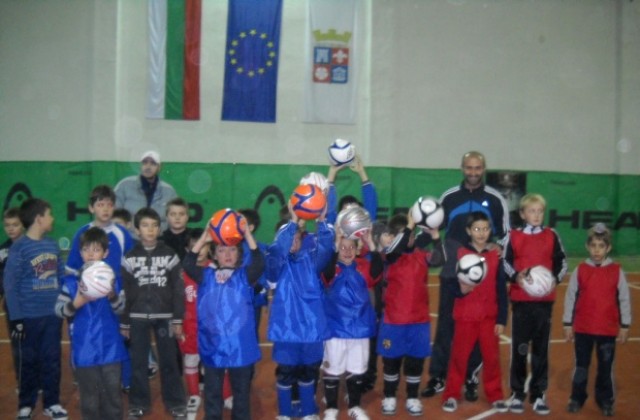 Илиян Стоянов игра с децата на Велбъжд и помоли спорта да е №1 в Кюстендил