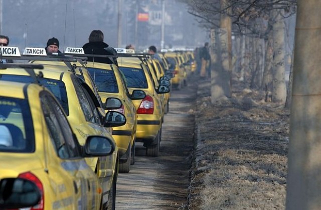 Обмислят таксиметровите фирми да получават „досиетата” на шофьорите