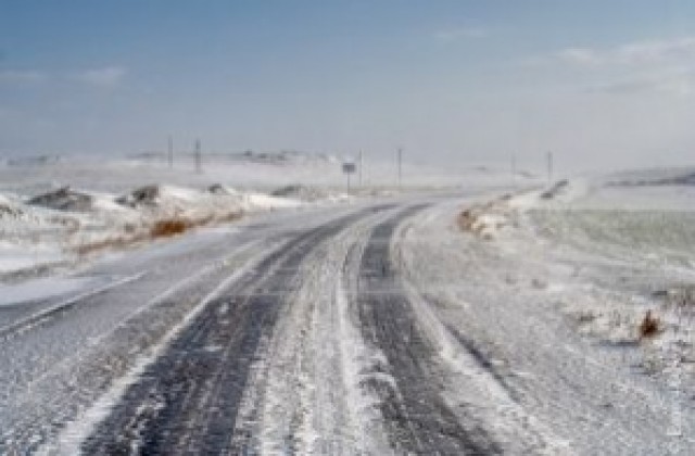 Без ограничения по пътищата в Русенско, има заледявания