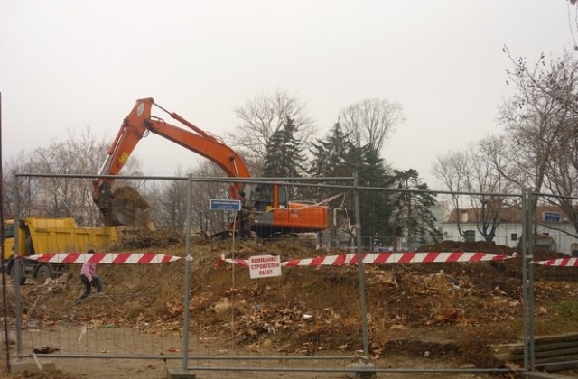 Още един строеж в градинката на църквата „Св. Димитър