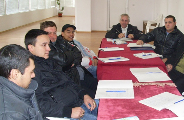 32-ма безработни от Симитлийско се обучават за строители и спасители