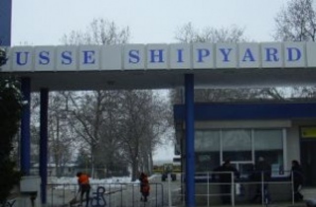 Работниците от Корабната отново протестират за заплати