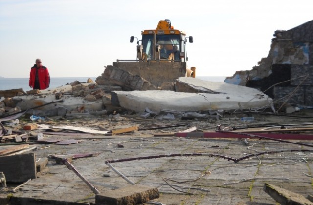 Бутат незаконна къща в местността „Св.Никола”