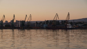 Водата край Морска гара почервеня