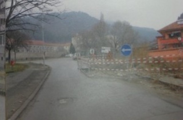 Продължава работата по злополучната шахта на ул. „Ел. Багряна