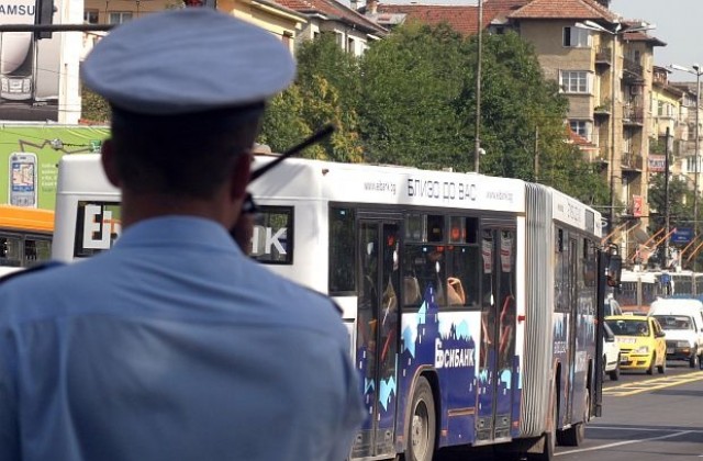 Издирват неизвестен, взривил камерата на КАТ на Орлов мост