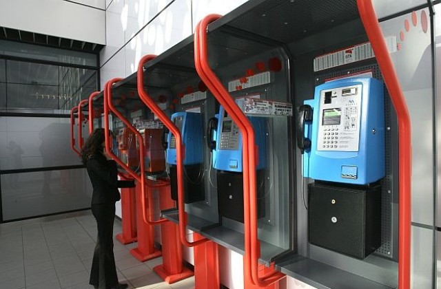 Глобяват фирми за реклами по телефонните кабини в София