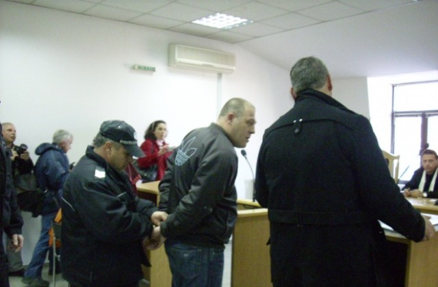 Оставиха в ареста рекетьор, заплашвал с убийство бизнесмен и дъщеря му