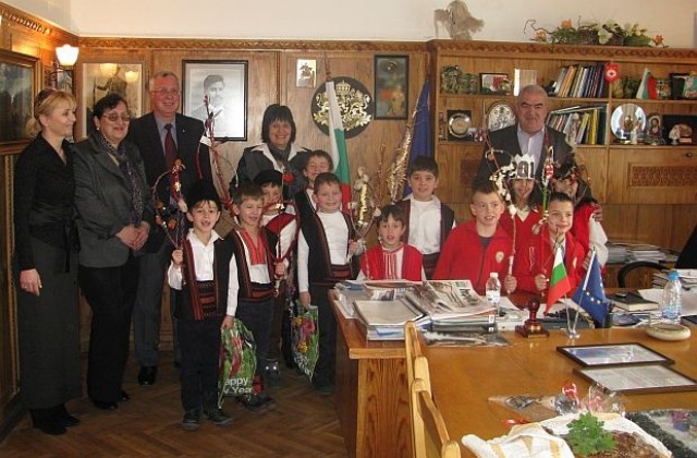Първокласници поздравиха община Банско по случай Старата Нова година