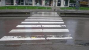 Волво блъсна жена на пешеходна пътека