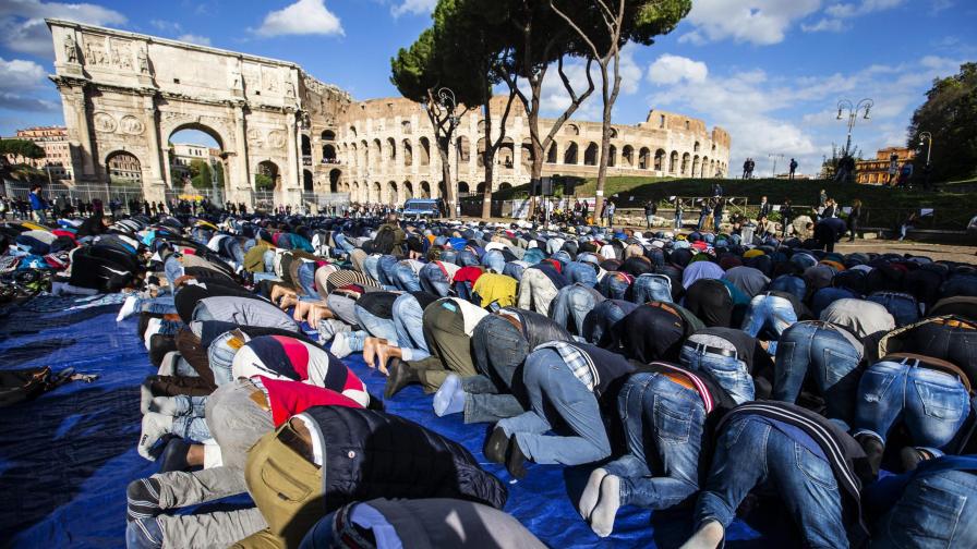 Мюсюлмани на масова молитва в Рим