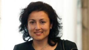 Танева Костов се опитва да реанимира влиянието си сред обществото
