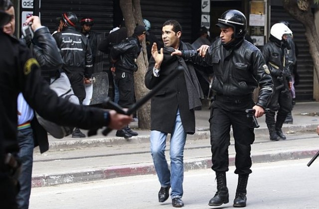 Полицията в Тунис разпръсна нов протест