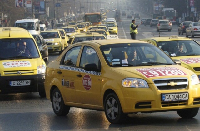 Таксиджиите искат да карат в бус лентите и без колан