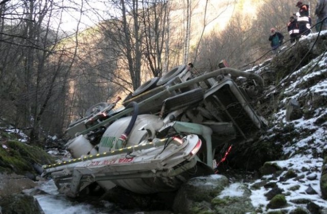 Бетоновоз на Хаджигаев падна в река Бистрица