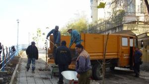 Ремонтират тротоарите в града