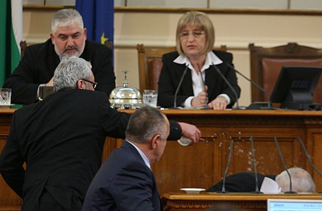 Депутат от РЗС заля с вода бивш съпартиец, Цачева го отстрани за три заседания