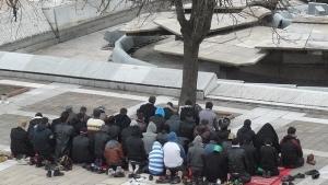 Либийски туристи разпънаха молитвени килимчета в центъра на Плевен
