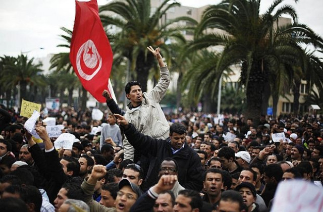 Армията в столицата на Тунис стреля във въздуха, за да разпръсне уличен протест