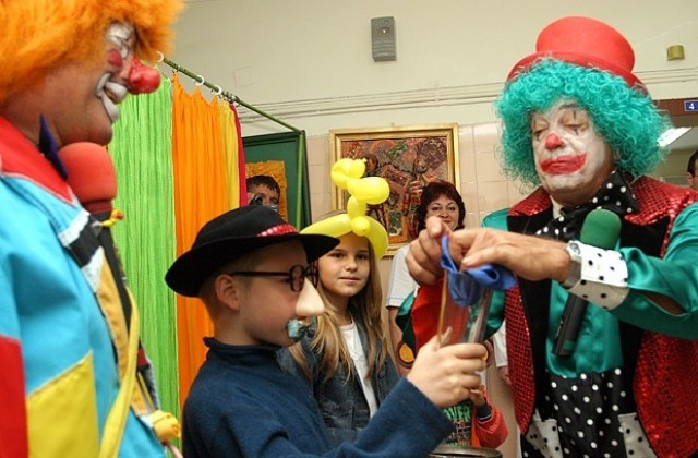 Клоуни превозват оздравелите деца до домовете им