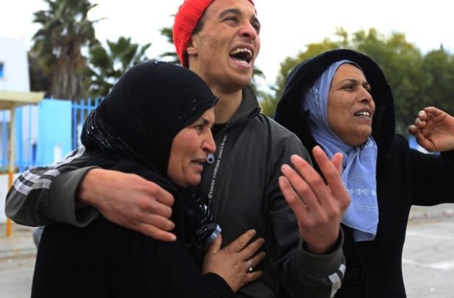 Тунис почита паметта на загиналите при протестите с тридневен траур