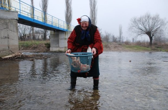 Бабинден празнуваха в Добрич, вадят бебе от реката