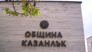 Общината в Казанлък не плаща на фирмите за пътна подръжка
