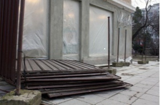 Оградни платна се стовариха върху момиче